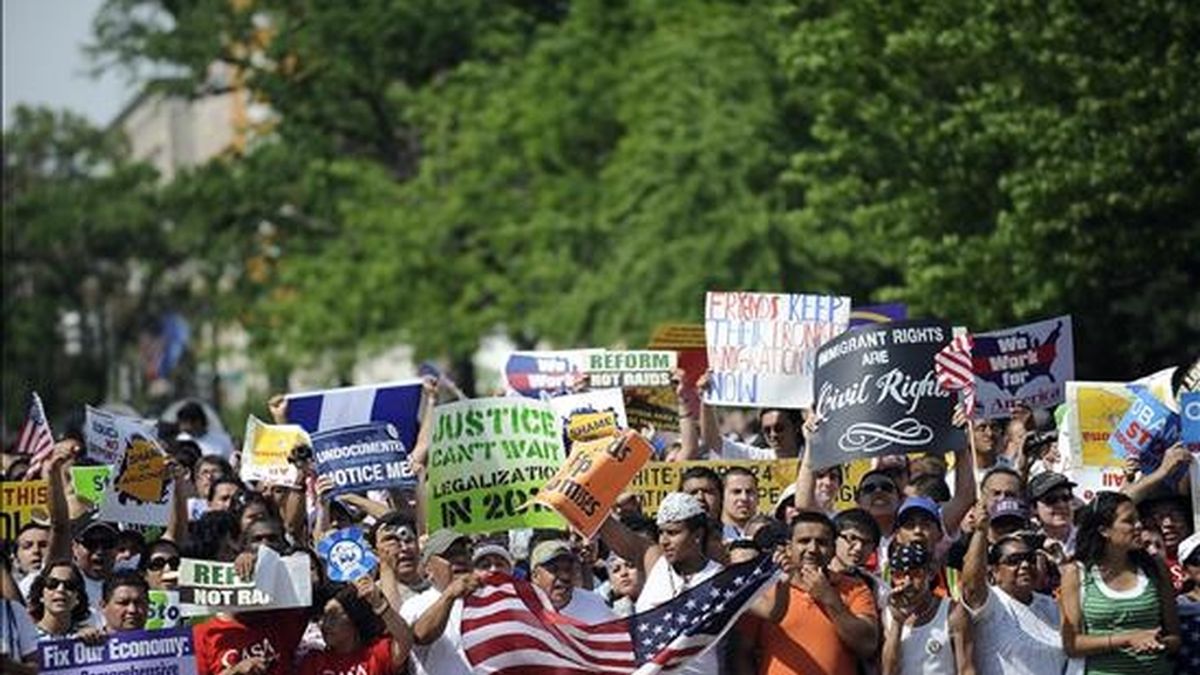 Manifestantes se reunen cerca de la Casa Blanca este 1 de mayo en Washington, EE.UU., para pedir una reforma en las leyes de inmigración y como protesta ante la nueva ley en el estado de Arizona. EFE