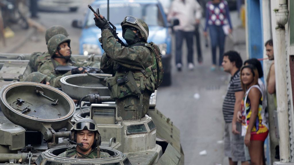 Brasil se militariza: soldados, francotiradores, helicópteros y hasta tanques por sus calles
