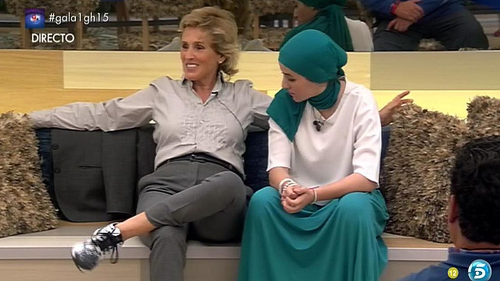 Mercedes entra acompañada de la gallina Falacia