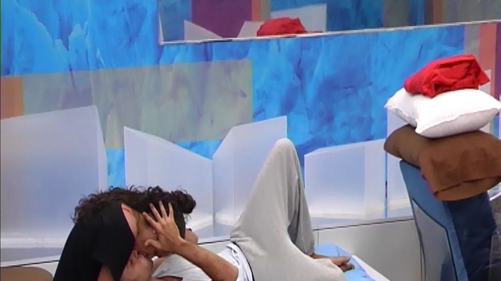 El primer beso entre Omar y Lucía en la casa de 'Gran Hermano 15'