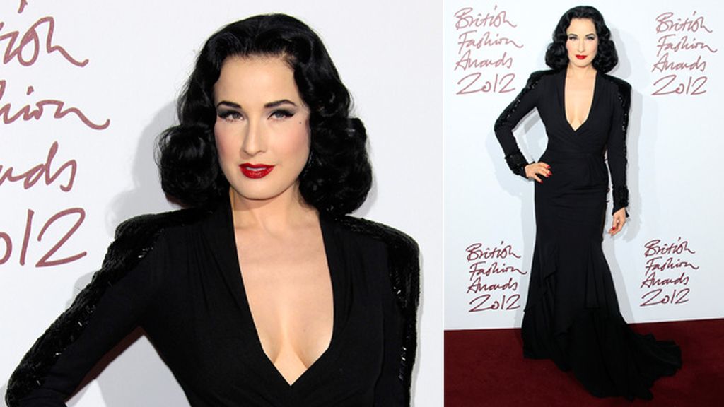 Dita Von Teese, icono de la moda retro, lució un vestido escotado con toques glitter