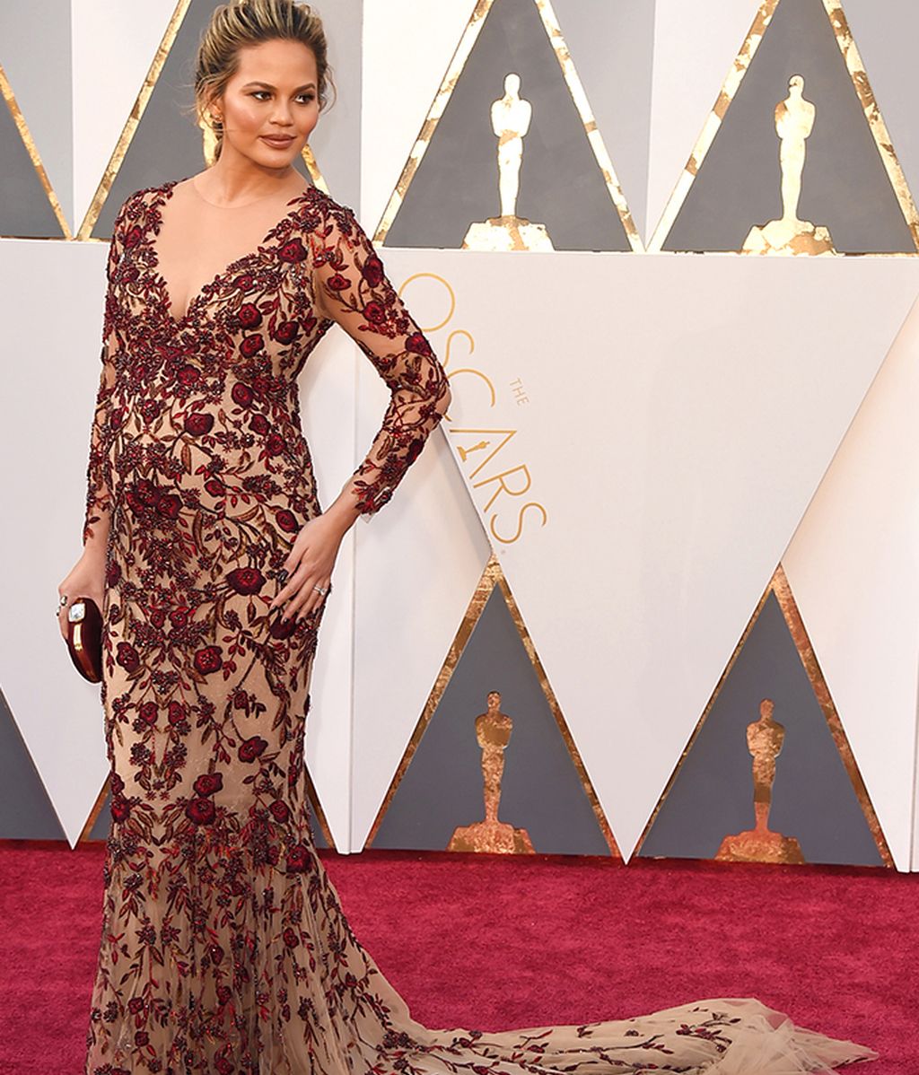Chrissy Teigen, embarazada, vestida de Marchesa