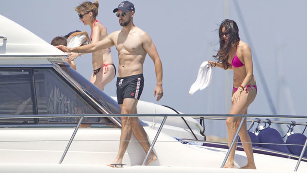 Gonzalo Miró y su chica, Ana Isabel Medinabeitia, de yate y playa en Formentera