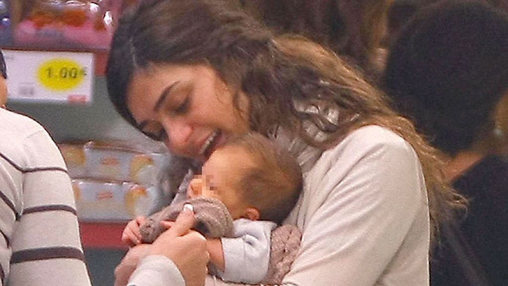 Pasea su reciente maternidad por las calles de Madrid