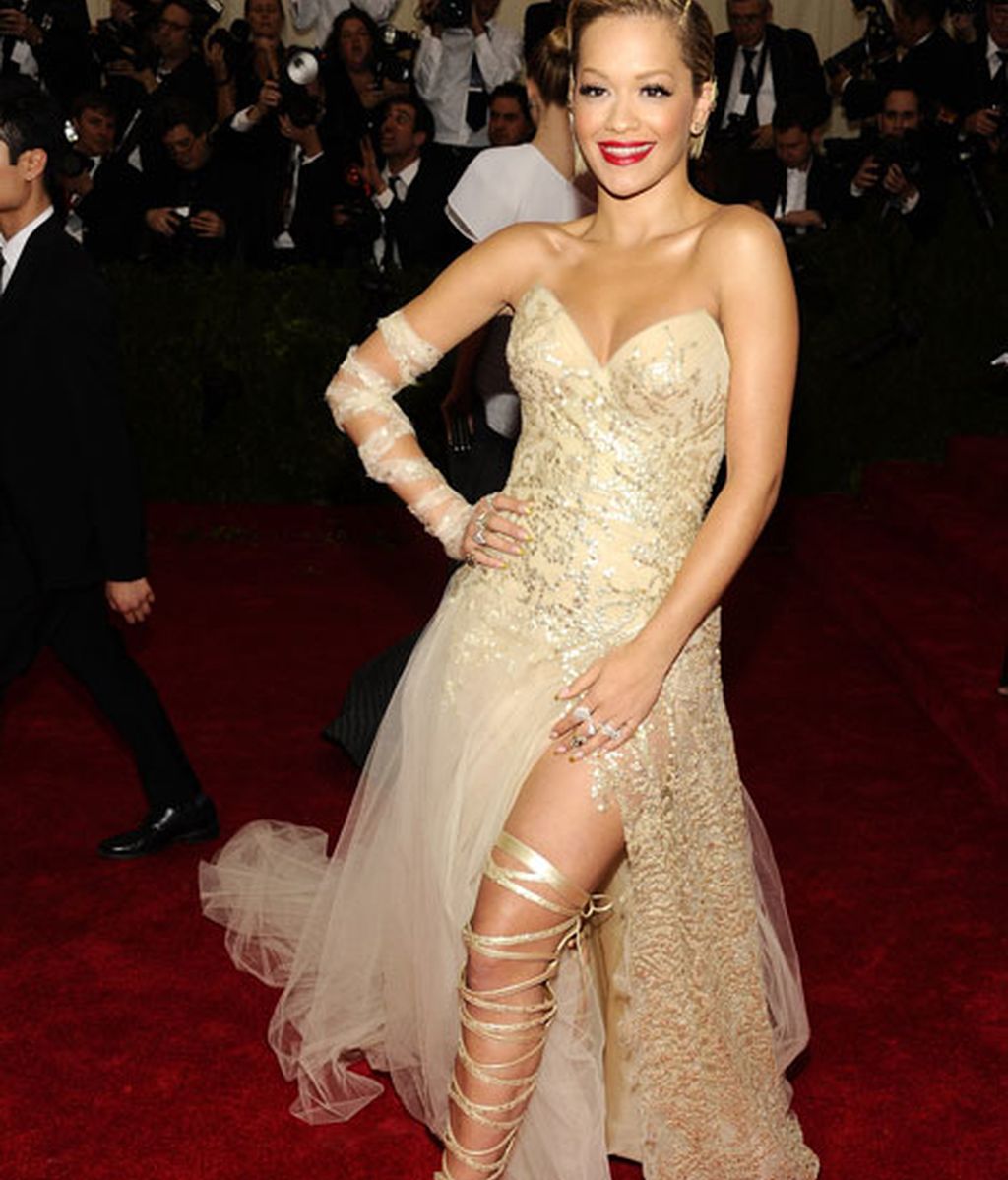 Rita Ora de Donna Karan Atelier