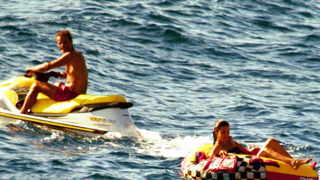 En verano, érase un famoso a una moto de agua pegado...