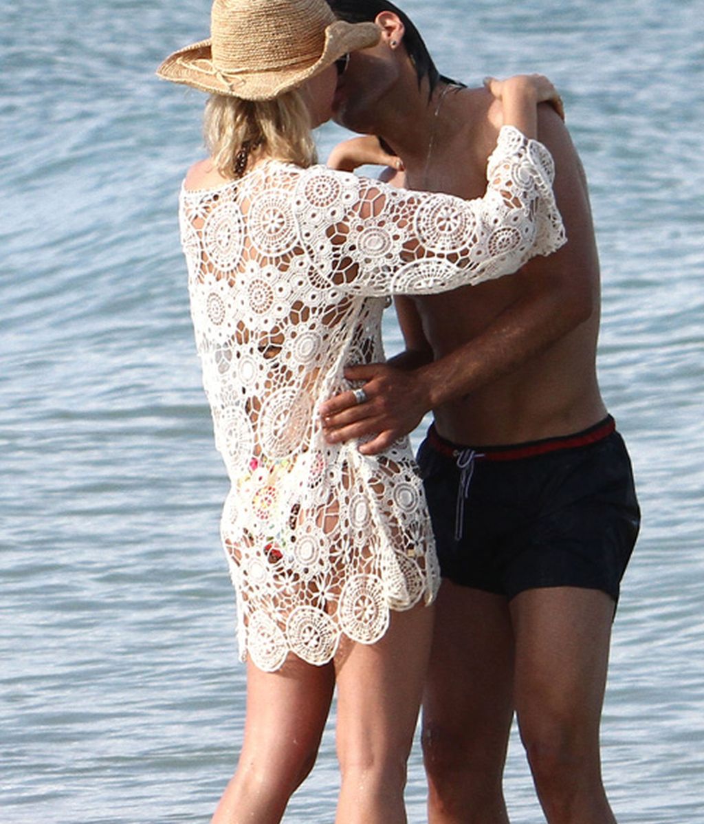 Falcao besa muy cristianamente a su mujer Lorelei en las playas de Miami