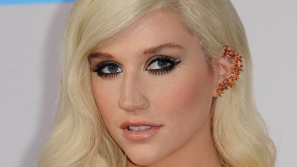 Kesha, tan extravagante como siempre, también se suma a los pendientes de moda