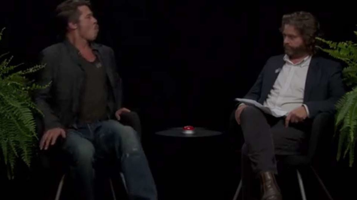 Brad Pitt escupe el chicle a su entrevistador