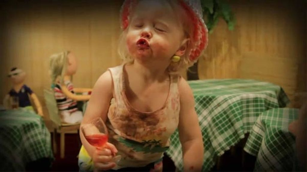 Una bebé 'borracha' triunfa en la Red