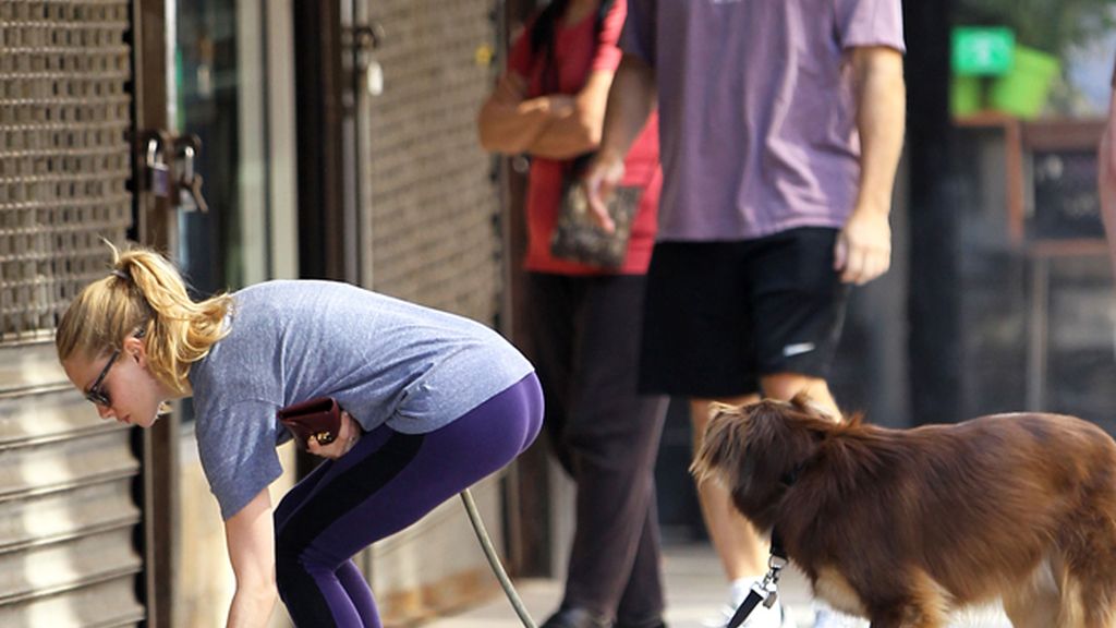 ¡Las celebrities sí que recogen las cacas de sus perros!