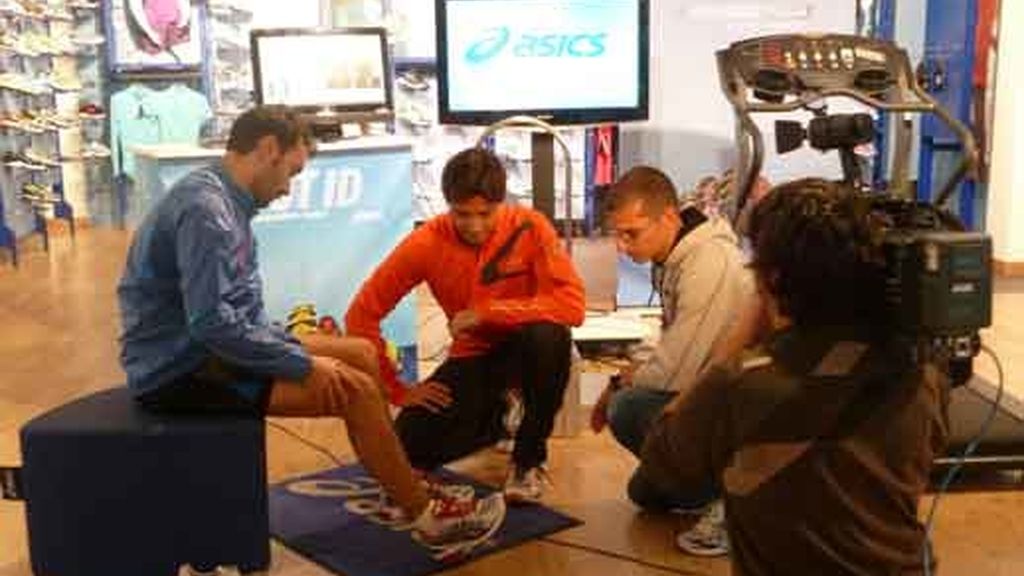 Juanma Castaño se prueba sus nuevas zapatillas, Asics GT 2170 Juanma Castaño se prueba sus nuevas zapatillas, Asics GT 2170