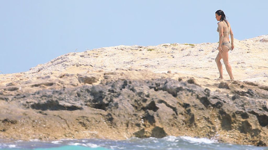 Buceo, montañas zen y 'croqueta' de arena: Michelle Rodriguez explora Formentera