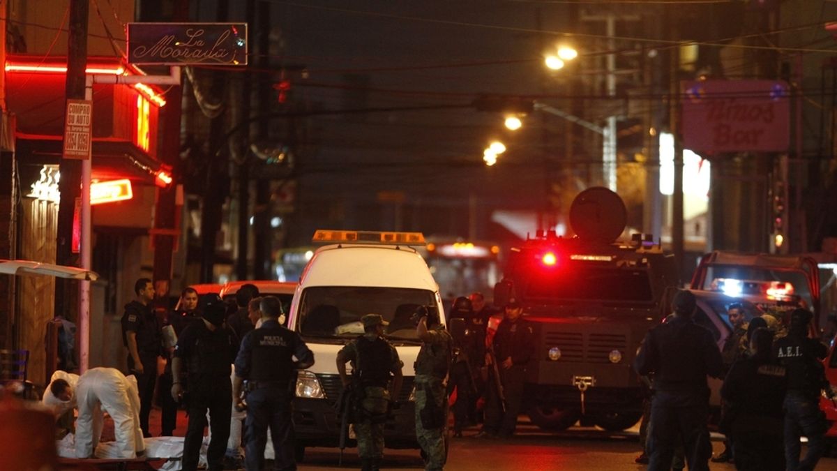 Forenses levantan un cadáver en Monterrey en presencia policial. Foto: Reuters