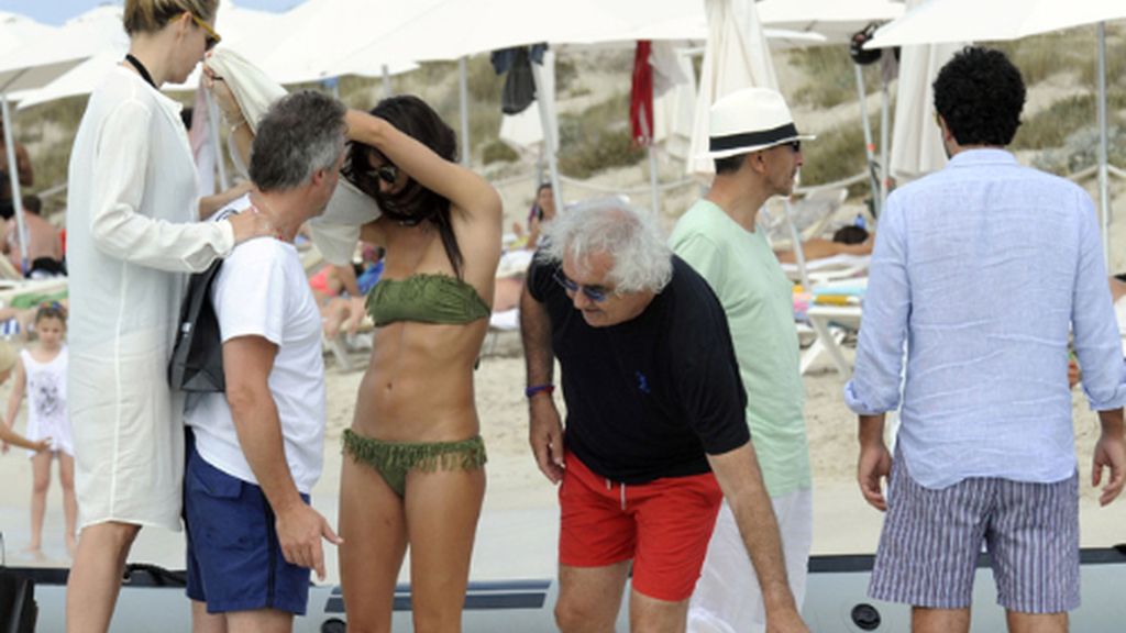 Briatore sigue presumiendo de mujer, ahora en Formentera