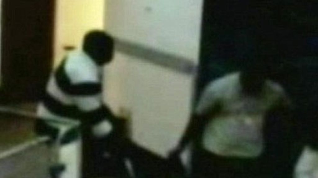 El paciente muerto arrastrado por el suelo del hospital
