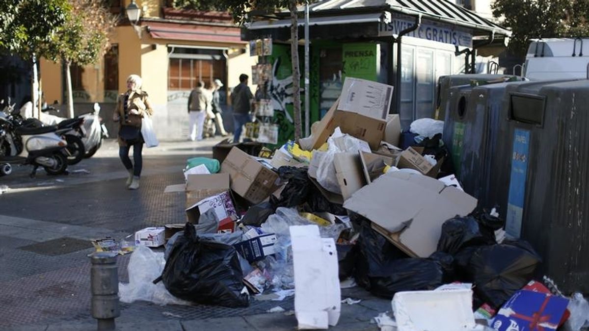 Las montañas de basura crecen en Madrid por la huelga de la limpieza