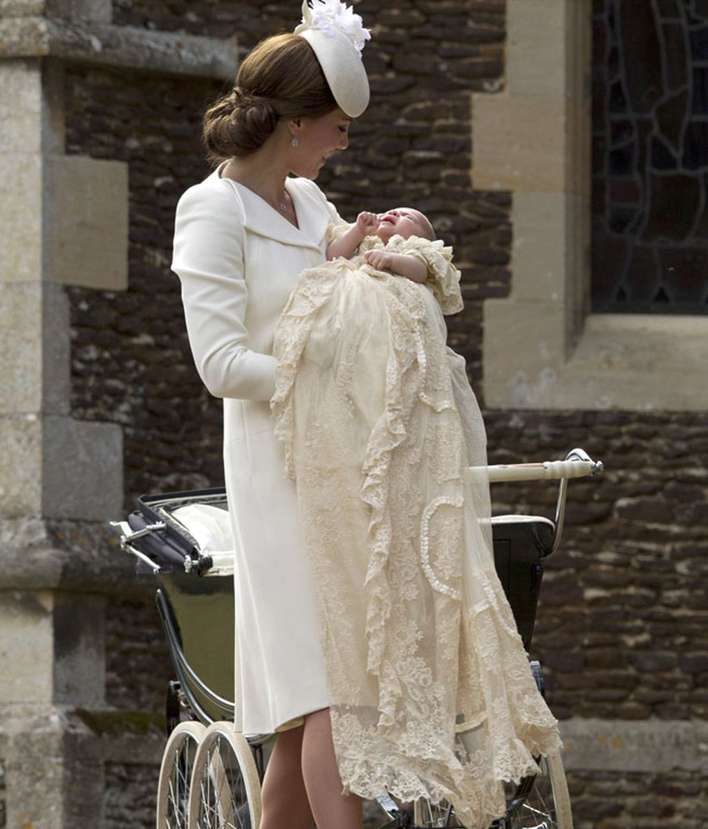 Kate Middlenton eligió un look en blanco para el bautizo