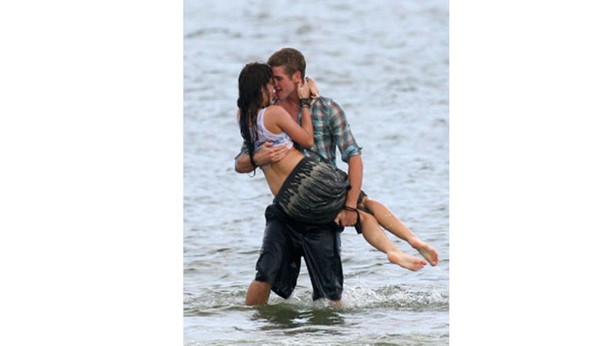 Miley Cyrus y Liam Hemsworth, amor en la playa
