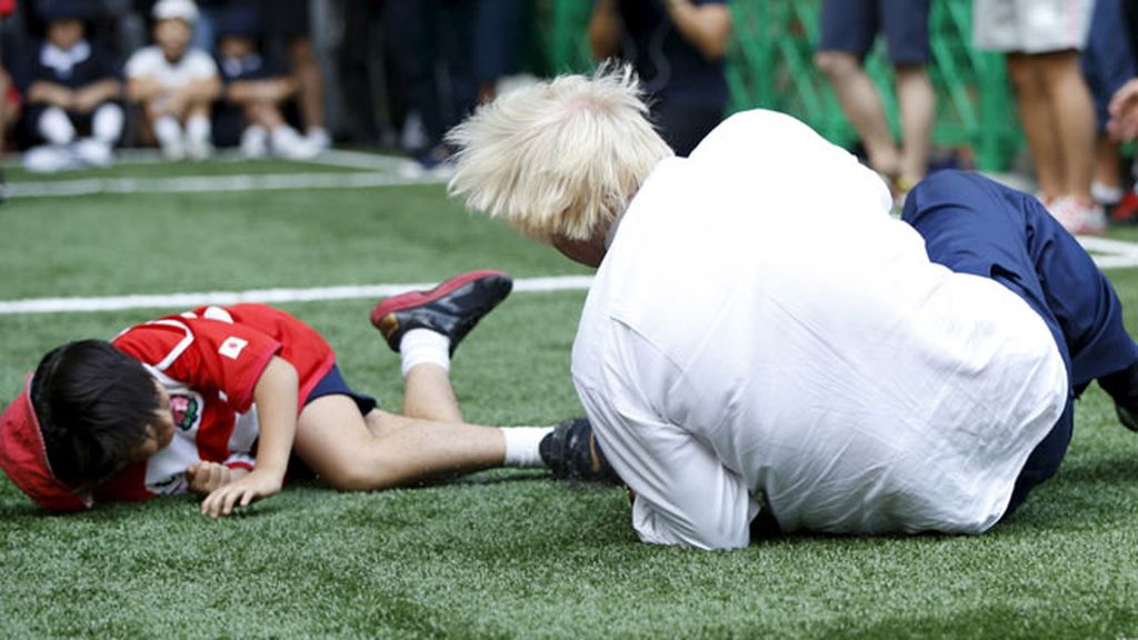 El alcalde de Londres 'se viene arriba' y aplasta a un niño jugando al rugby