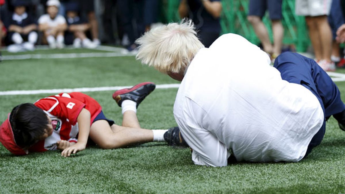 Boris Johnson se pasa de frenada y arrolla a un niño japonés jugando al rugby