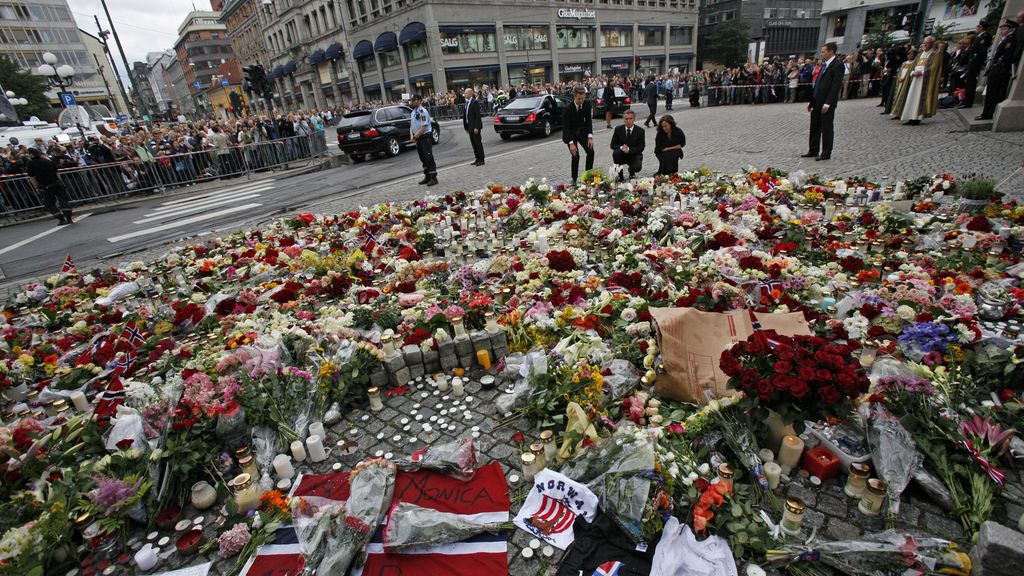 El centro de Oslo se llena de flores en recuerdo de las víctimas FOTO: REUTERS
