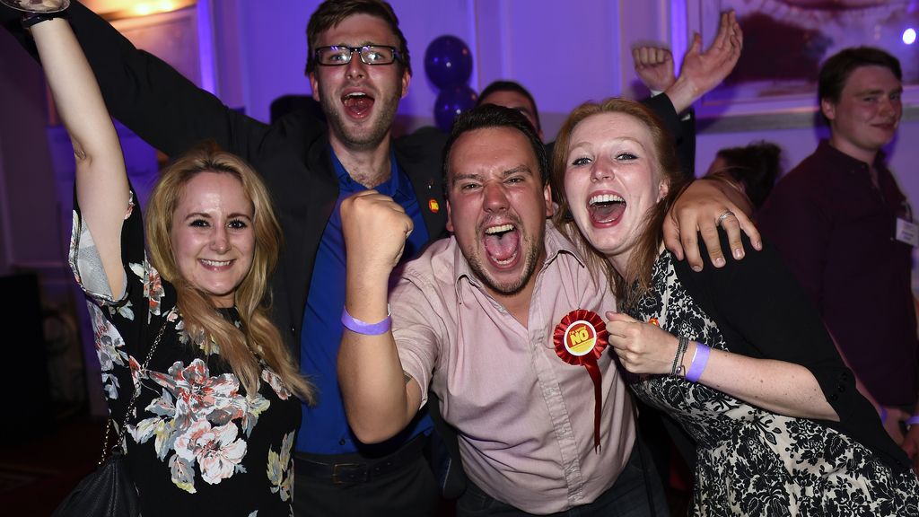 Partidarios del no celebran el resultado del referéndum de Escocia