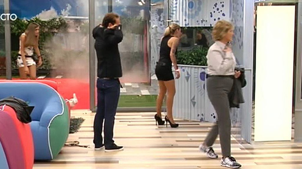 Mercedes entra acompañada de la gallina Falacia