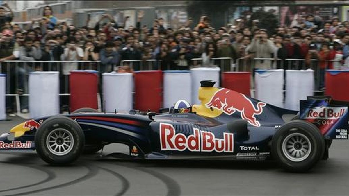 Unas 50.000 personas se dieron cita en Lima (Perú) para presenciar la exhibición que el piloto escocés David Coulthard y su auto fórmula 1 de la escudería Red Bull realizaron en un circuito creado en las calles de la capital peruana. EFE