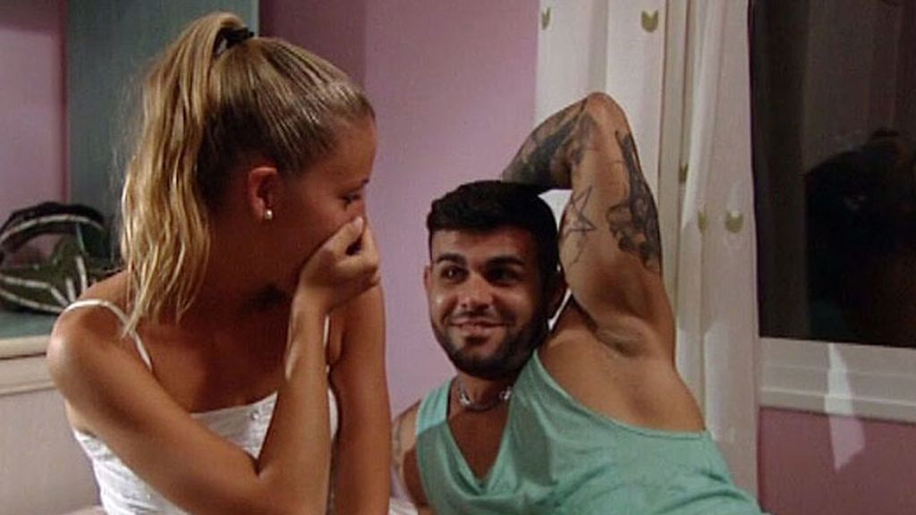 Javier conoce a sus chicas en la piscina (y en la cama)