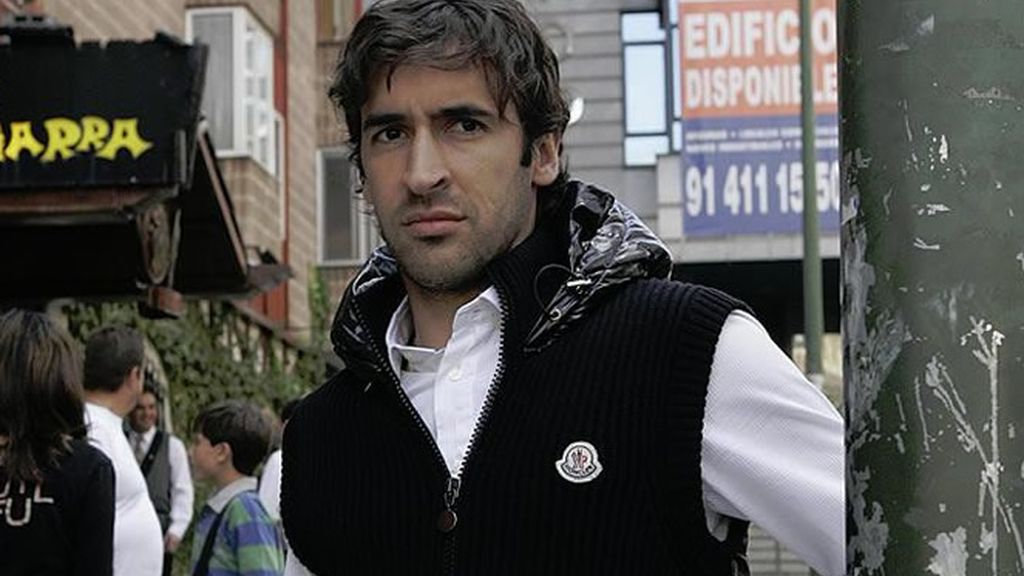 El Schalke quiere a Raúl, pero éste aún no ha decidido. El Schalke quiere a Raúl, pero éste aún no ha decidido.