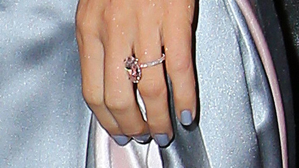 Blake Lively muestra por primera vez su anillo de boda en la fiesta de Chanel