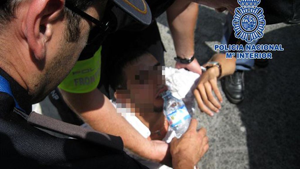 Localizan a un inmigrante a punto de morir asfixiado en el maletero del un vehículo Localizan a un inmigrante a punto de morir asfixiado en el maletero del un vehículo