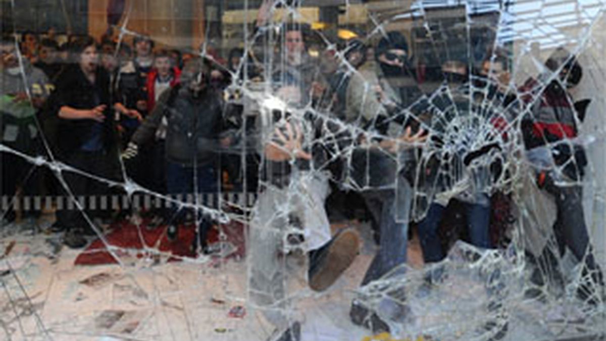 Estudiantes británicos toman la sede de los "tories" en protesta por los planes de austeridad