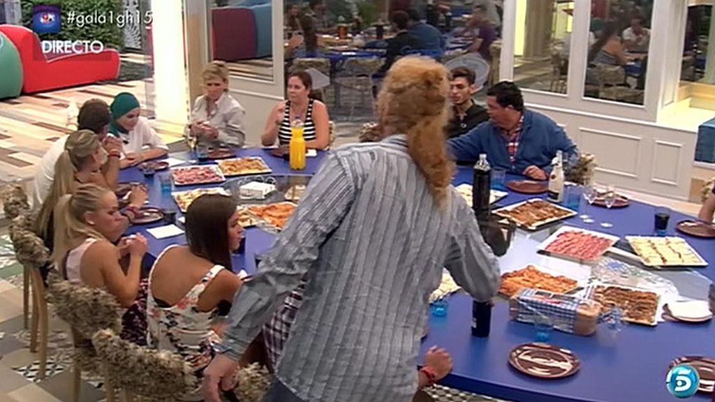 Mercedes entra acompañada de la gallina Falacia