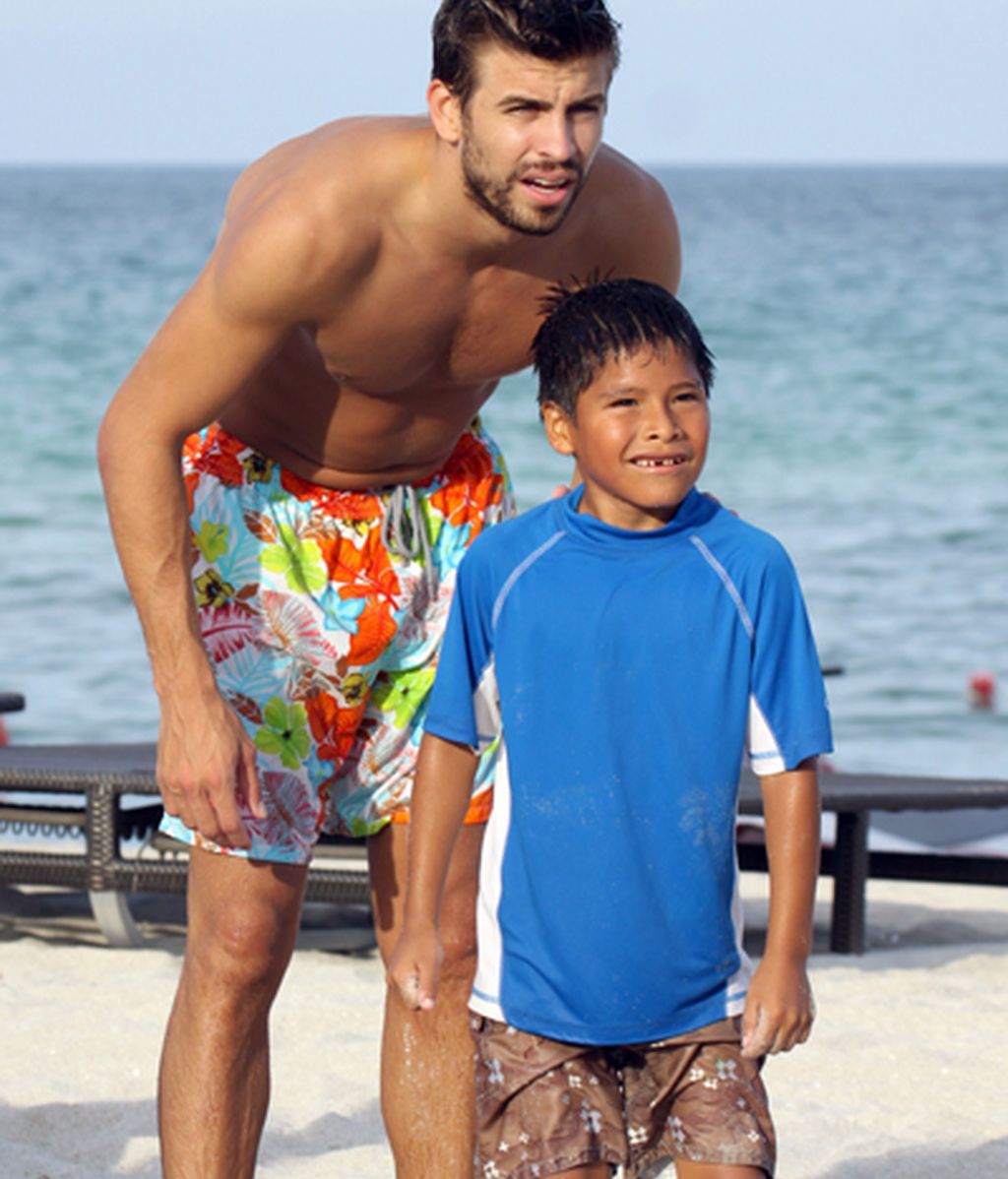 Piqué se divierte en la playa sin Shakira