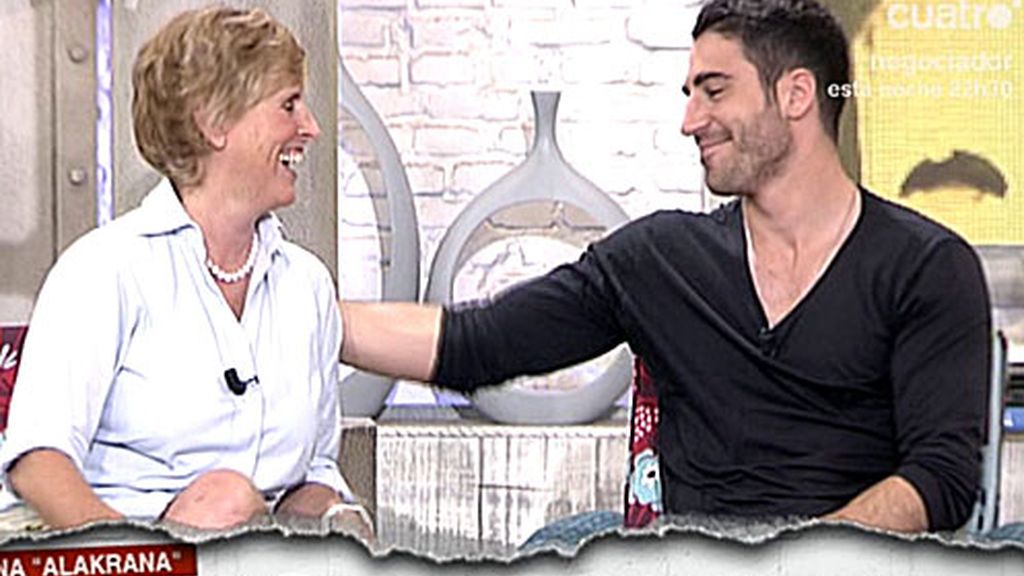 Mercedes mira extasiada a Miguel Ángel, que está tan arrebatador como siempre