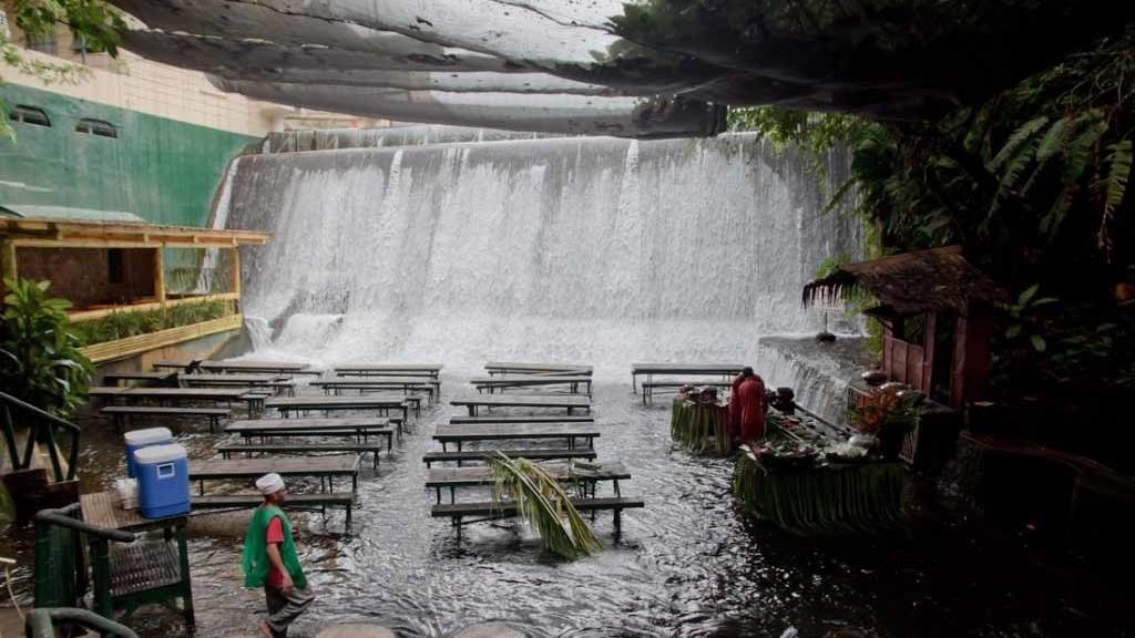 Cenar dentro de una cascada