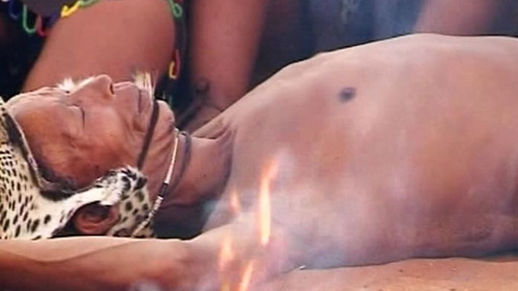 Naisi cree que debe "limpiar" a la familia de los malos espíritus que les acompañan y así lo hace, pero los Molina-Herrera no entienden muy bien qué pasa