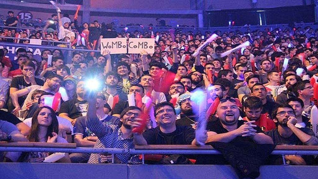 Miles de aficionados jalean a los equipos durante las finales de la 'LCS' en Madrid