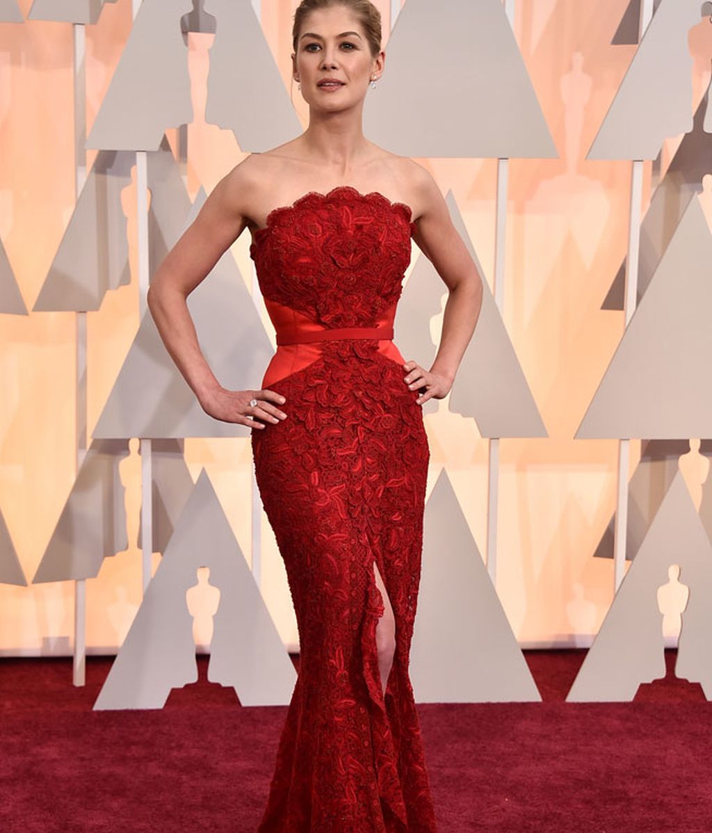 Rosamunde Pike vestida de Givenchy