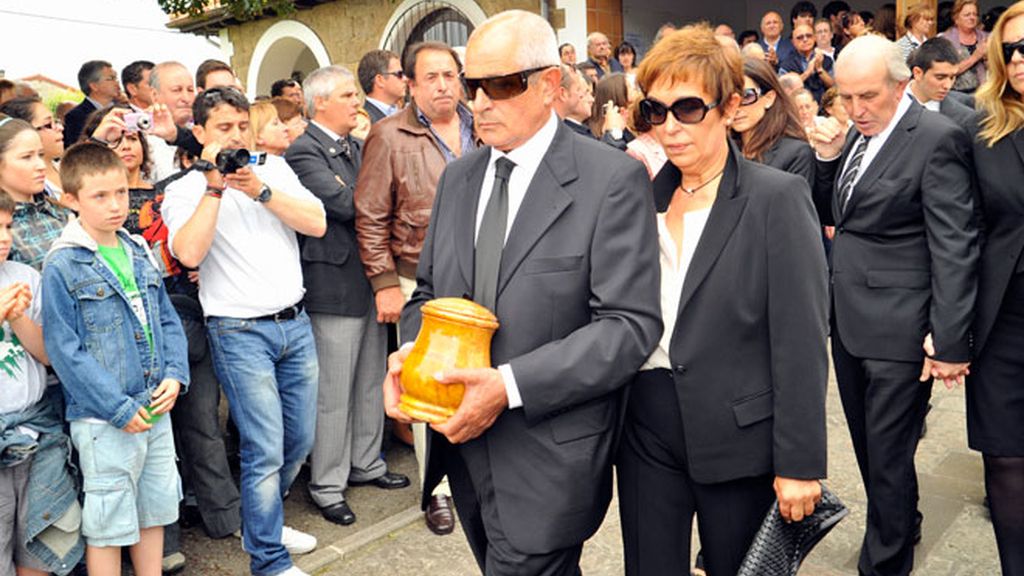 Dolor y grandes recuerdos en el funeral de Seve