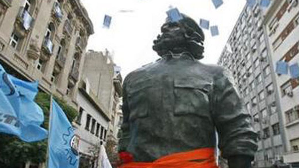 Los argentinos aplauden al paso de la gigantesca estatua del 'Che'