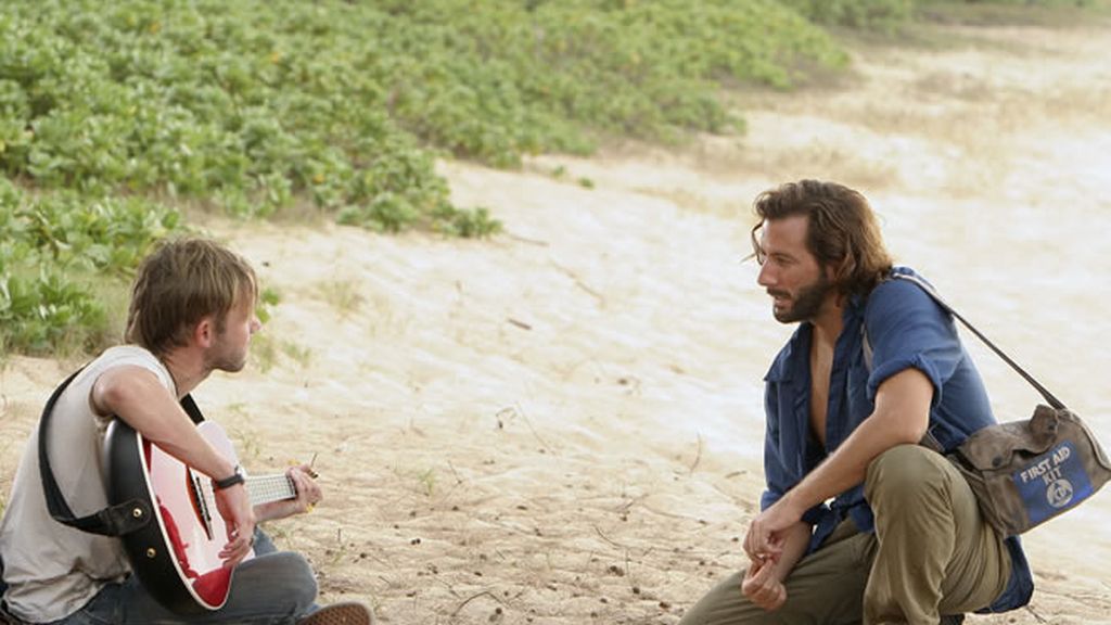 Charlie toca la guitarra con su amigo Desmond