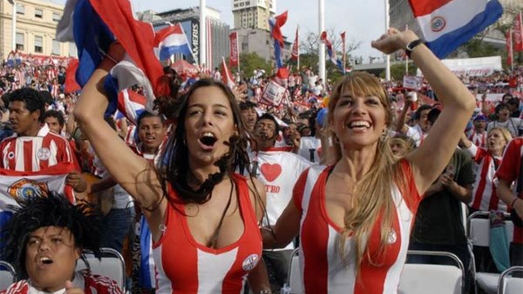 La modelo Larissa Riquelme se emociona con la Albirroja