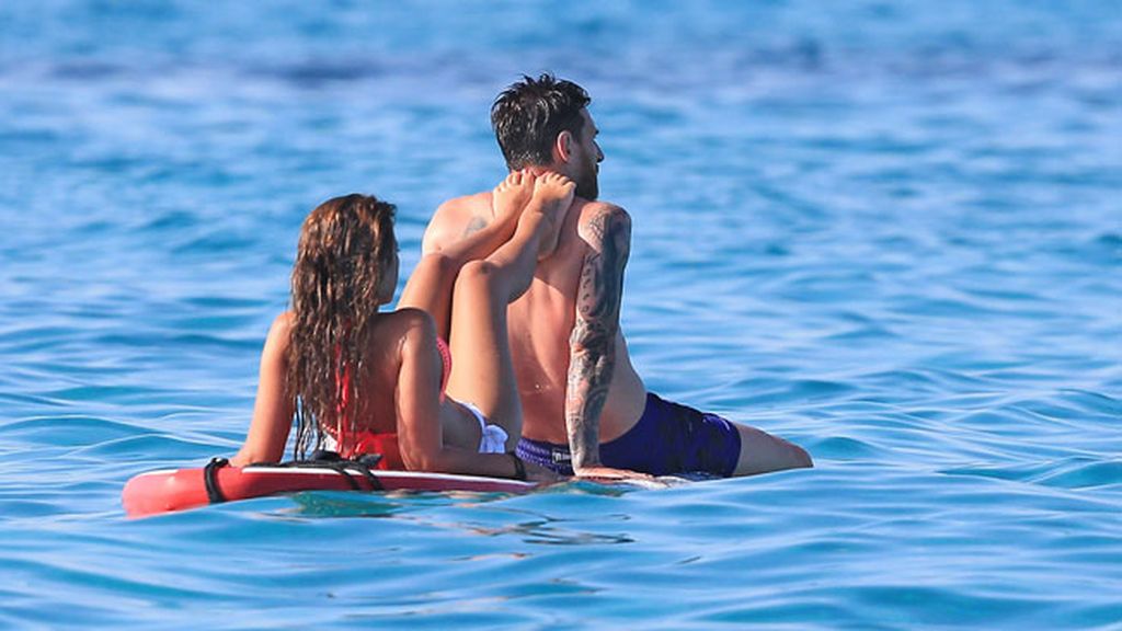 Su chica, Antonella Roccuzzo, y su hijo pequeño también están en el barco