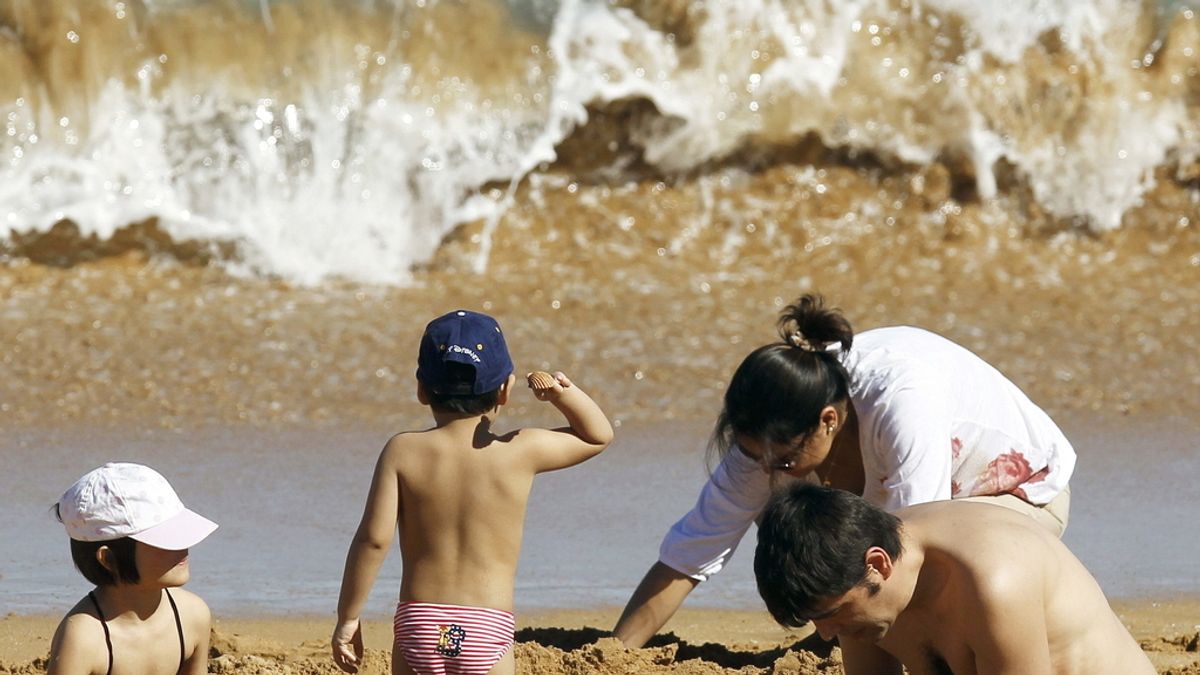 Una familia disfruta de los 20º de temperatura en Cantabria