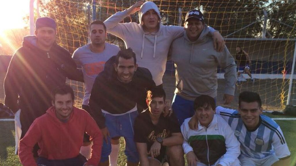 Tévez no aparta el fútbol ni en vacaciones