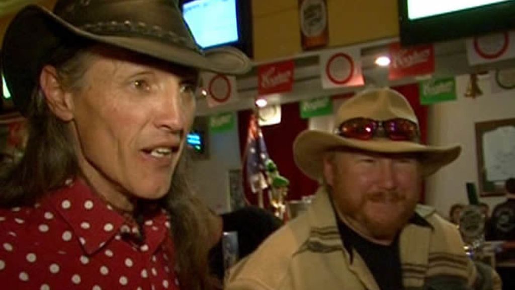 En una taberna típica, con el atuendo típico