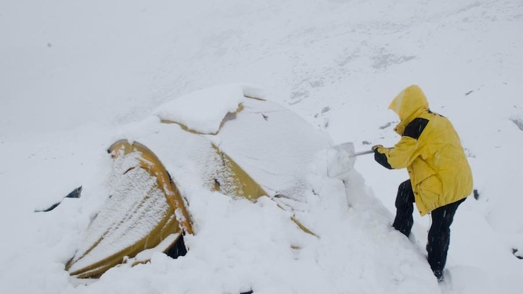 La nevada les obliga a regresar al campo base